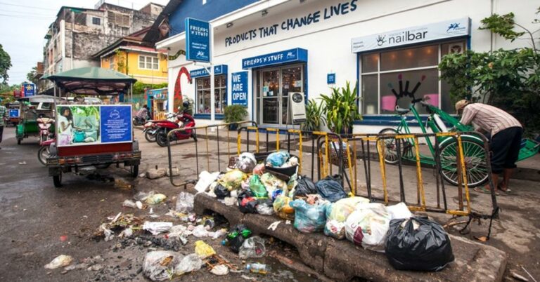 Abfallberge in den Straßen von Phnom Penh.