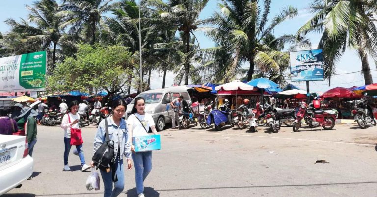 Lokale Touristen besuchen den Krabben-Markt in Kep, am Wochenende.