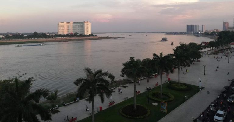 Abenddämmerung an der Riverside in Phnom Penh.