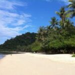 Weißer Sandstrand auf der Insel Chang in Thailand.