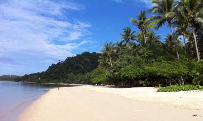 Weißer Sandstrand auf der Insel Chang in Thailand.