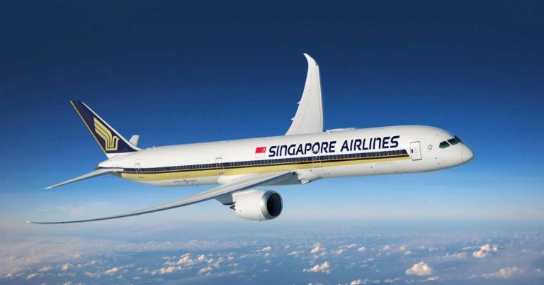 Ein Flugzeug von Singapore Airlines in der Luft.