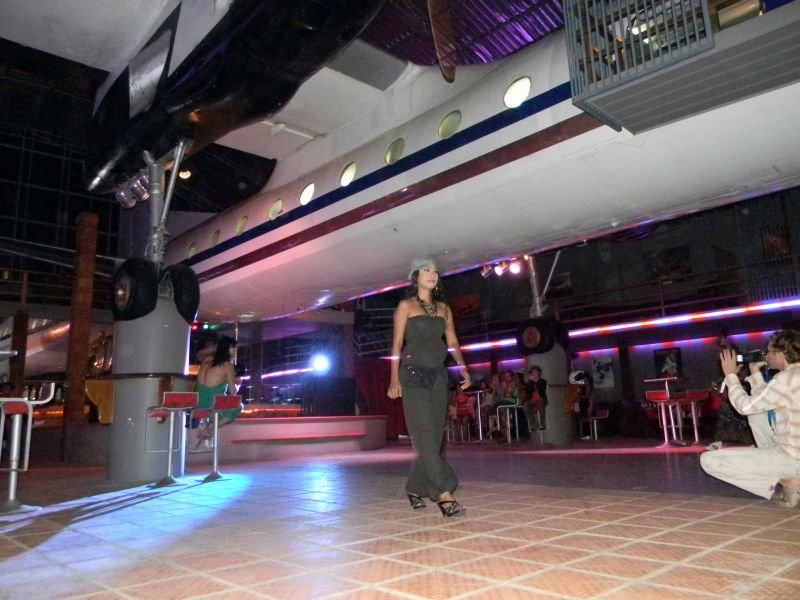 Ausrangierte Antonov 24B in einer Stand-Disco in Sihanoukville.