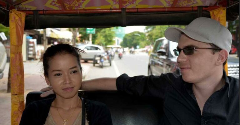 Mein Freund Gunnar und seine Freundin im Tuk Tuk in Sihanoukville.