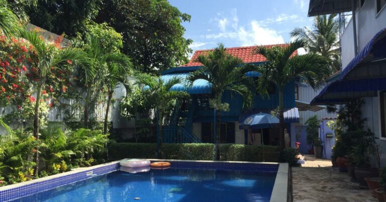 Schön gestaltetes Khmer-Haus mit Swimmingpool davor.