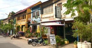 Häuserfront in der Altstadt von Kampot.
