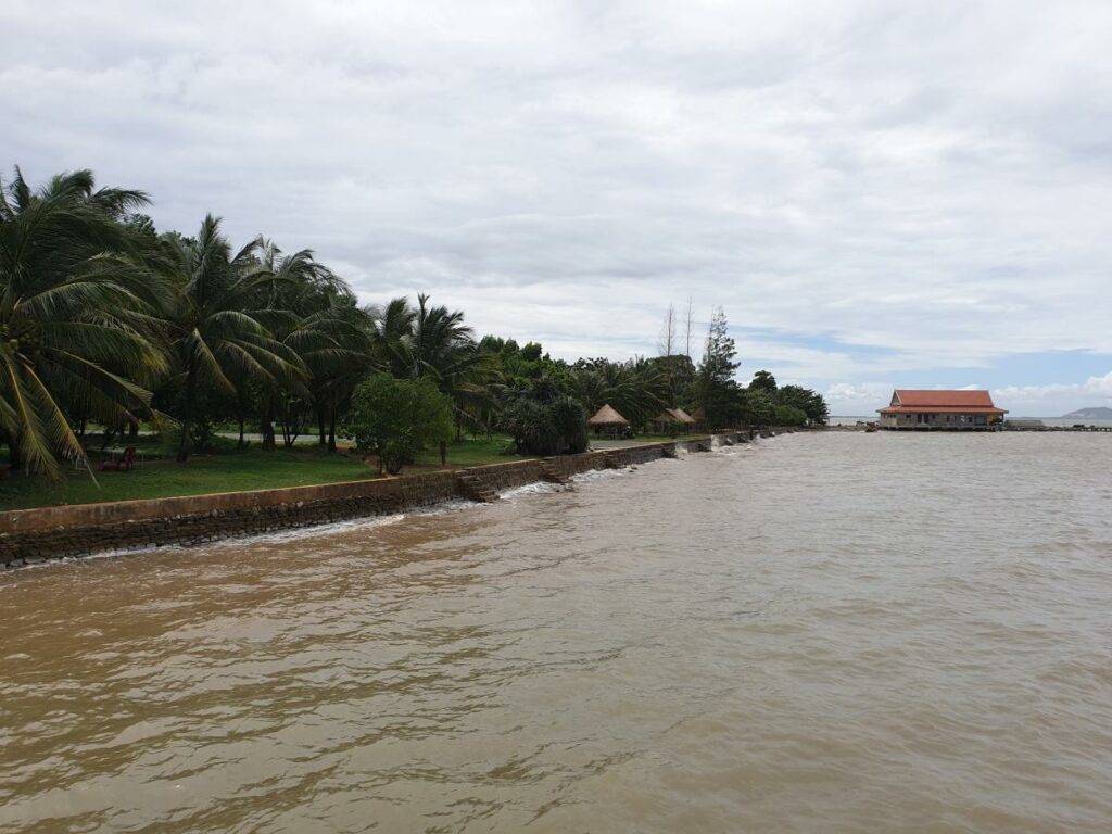 An der Küste in Kep in der Regenzeit.