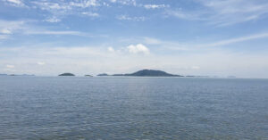 Koh Tonsai von der Küste aus gesehen.