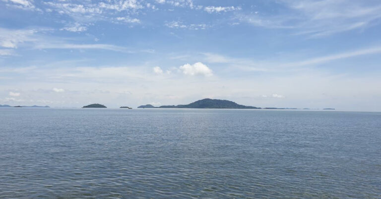 Koh Tonsai von der Küste aus gesehen.