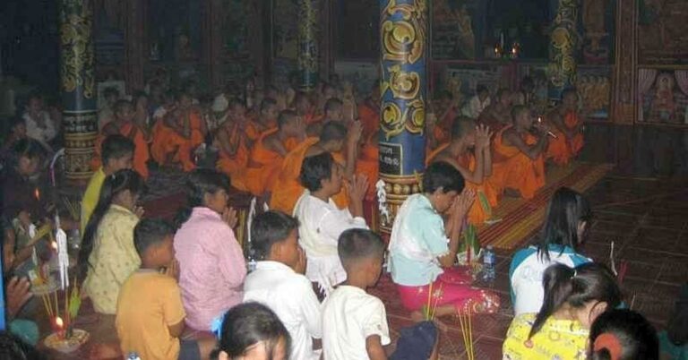 Betende Mönche und Tempelbesucher