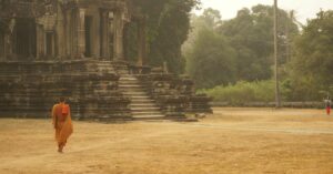 Buddhistischer Mönch vor antikem Tempel