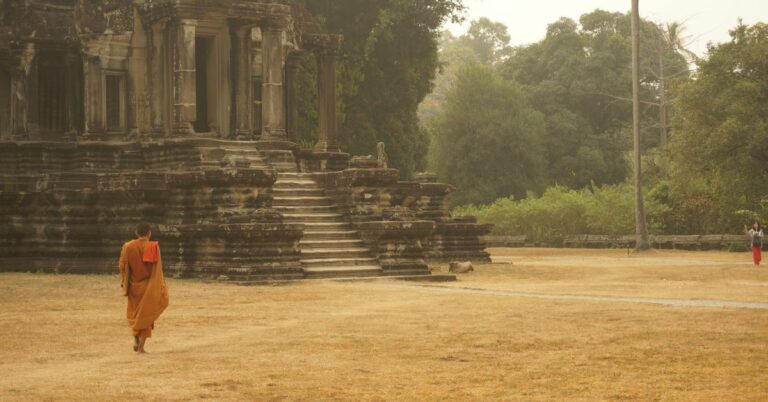 Buddhistischer Mönch vor antikem Tempel