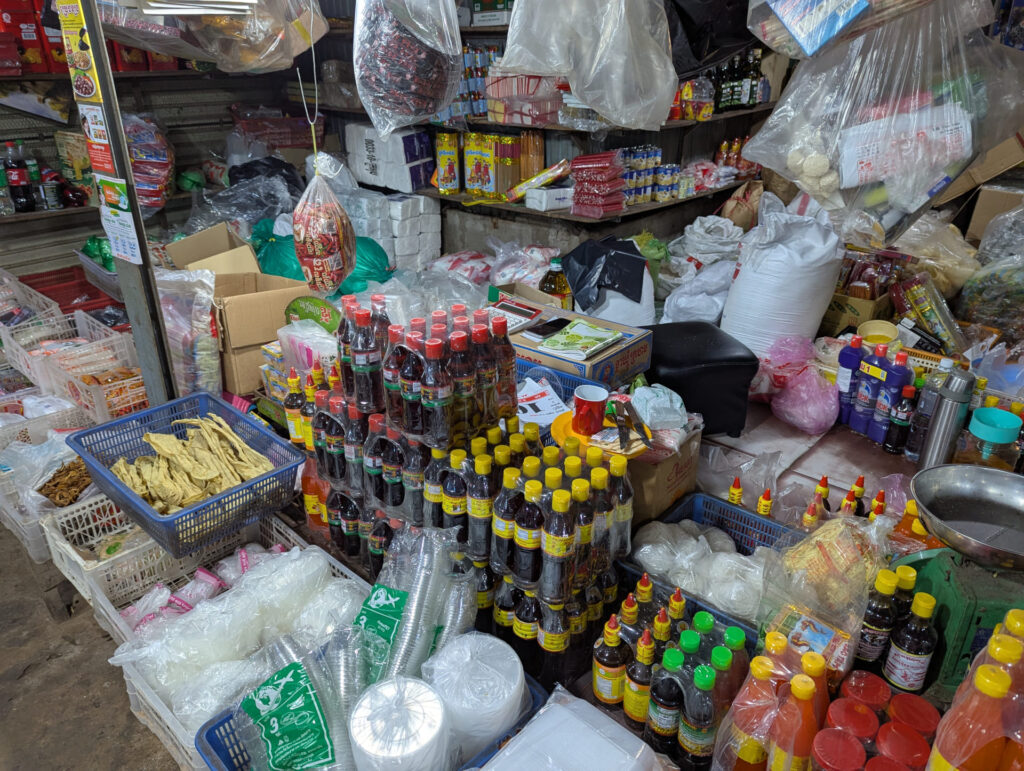 Marktstand mit abgepackten Lebensmitteln