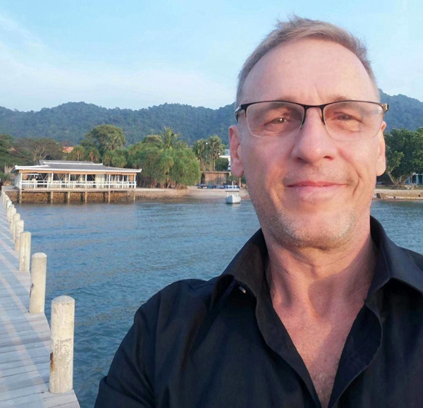 Der Blog Author auf einem Steg im Sailing Club Kep.