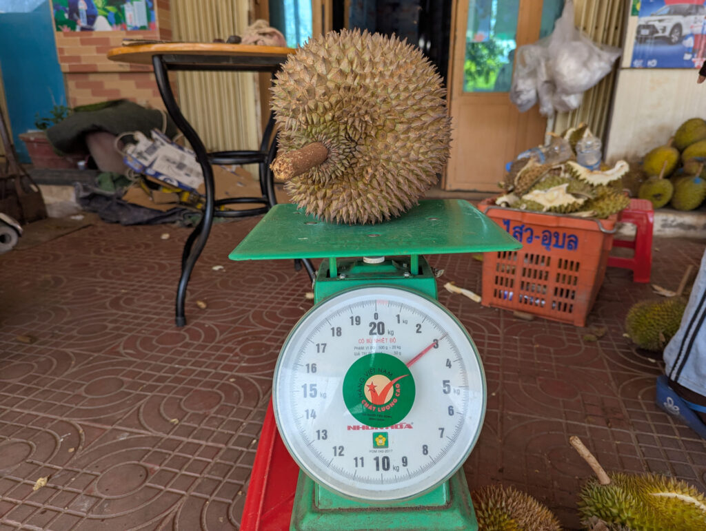 3 kg Durian auf einer Waage