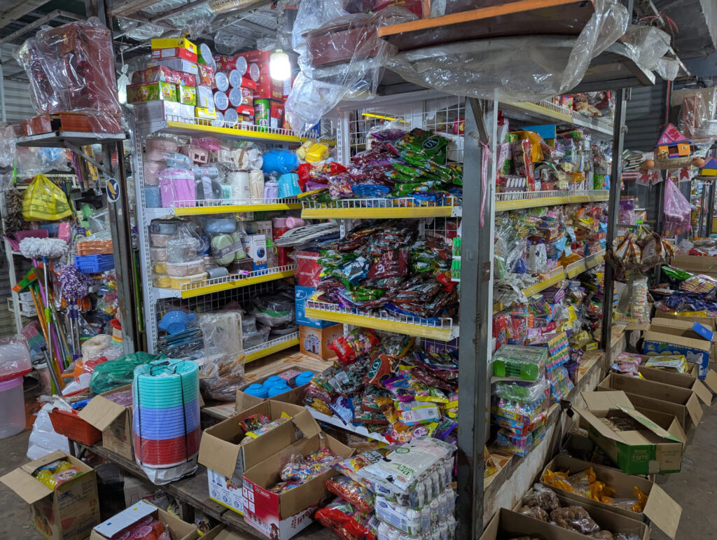 Marktstand mit Gemischtwaren