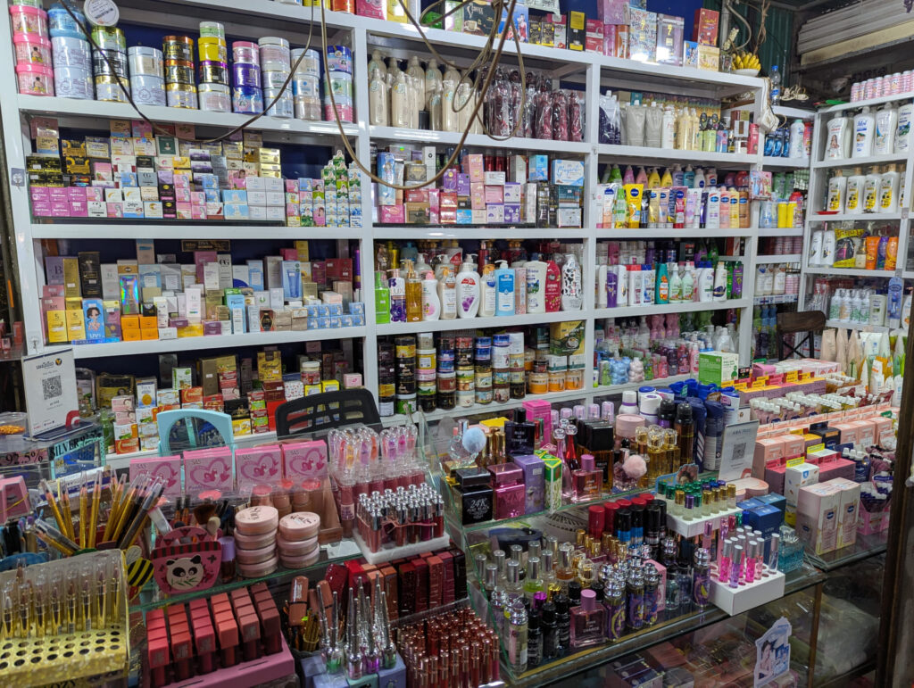 Marktstand mit Kosmetik- und Hygiene-Artikeln