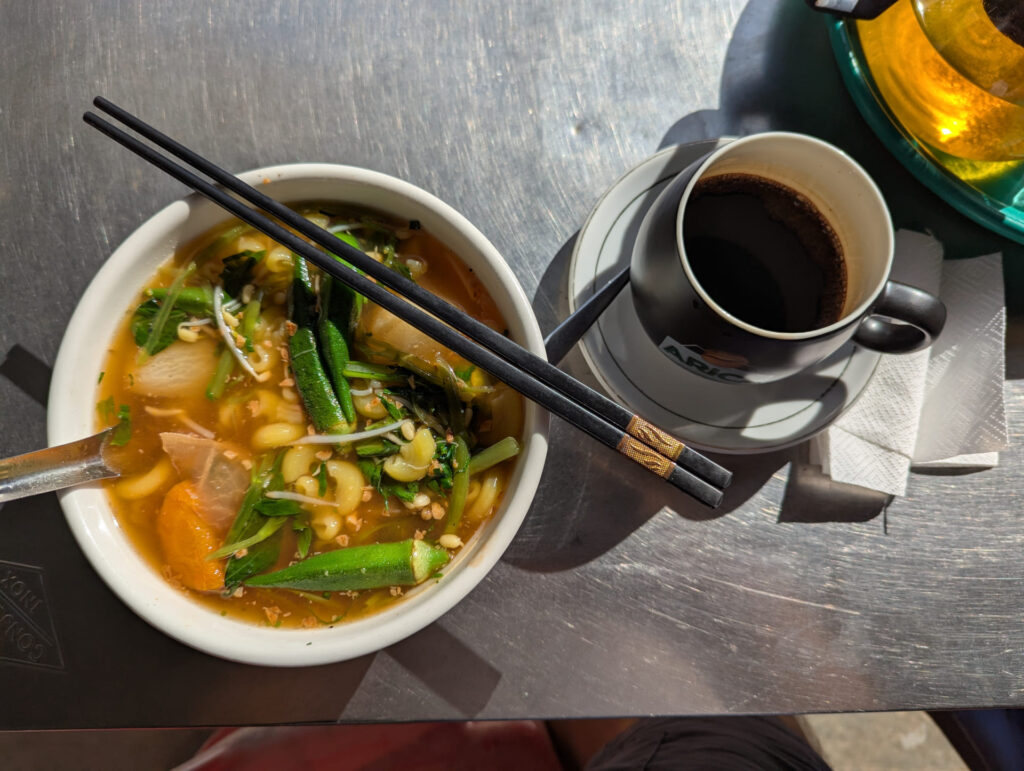 Fleischlose Nudelsuppe und kambodschanischer Kaffee