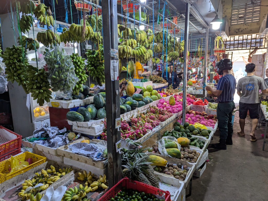Obst-Stand auf dem Markt in Kep