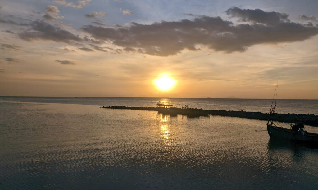 Sonnenuntergang über dem Meer in Kep