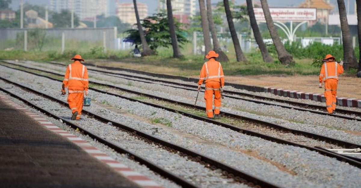 Arbeiter kontrollieren die Bahngleise der Strecke zwischen Phnom Penh und Sihanoukville.