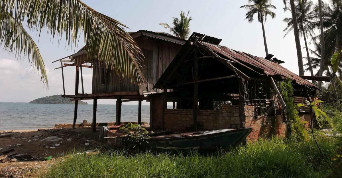 Verlassene Fischerhütte am Meer, auf der Insel Koh Tonsai.