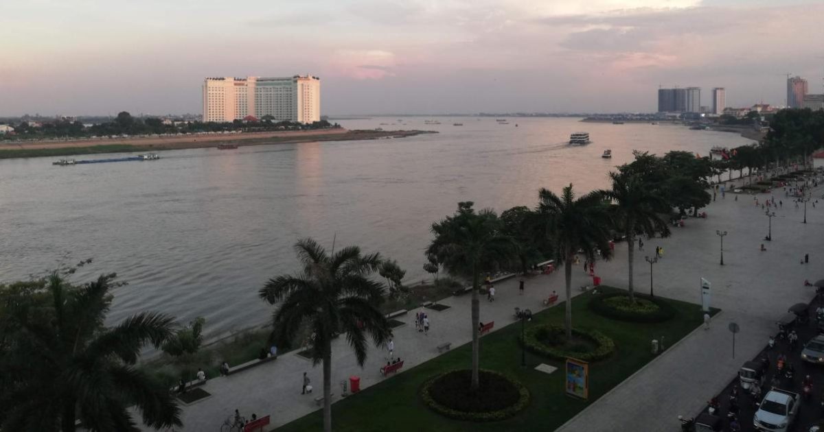 Abenddämmerung an der Riverside in Phnom Penh.