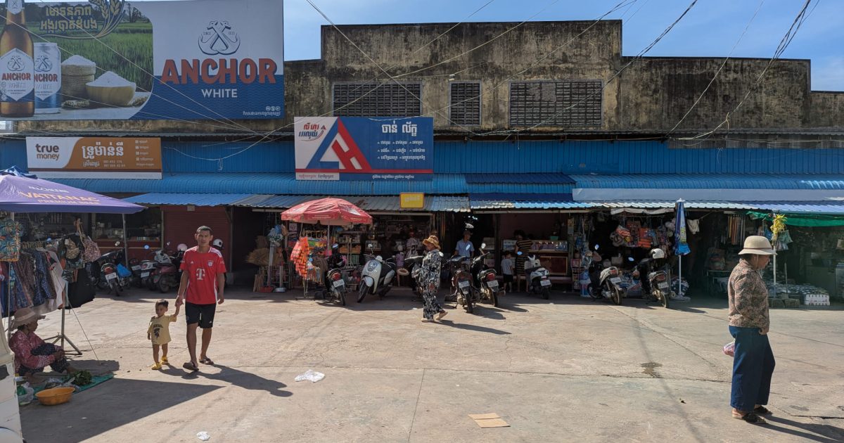 Die Frontansicht der Markthalle in Kep