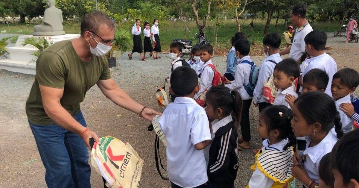 Verteilen der gespendeten Schultaschen in der Grundschule in Kep.